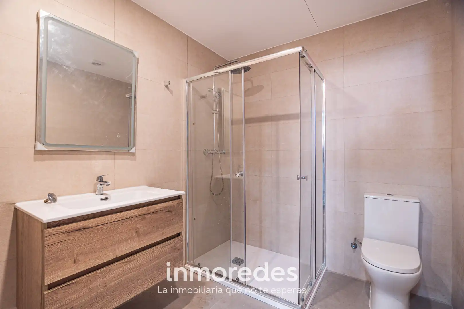 Badezimmer von Wohnung zum Verkauf in Santa Coloma de Gramenet mit Klimaanlage, Parkett und Ofen