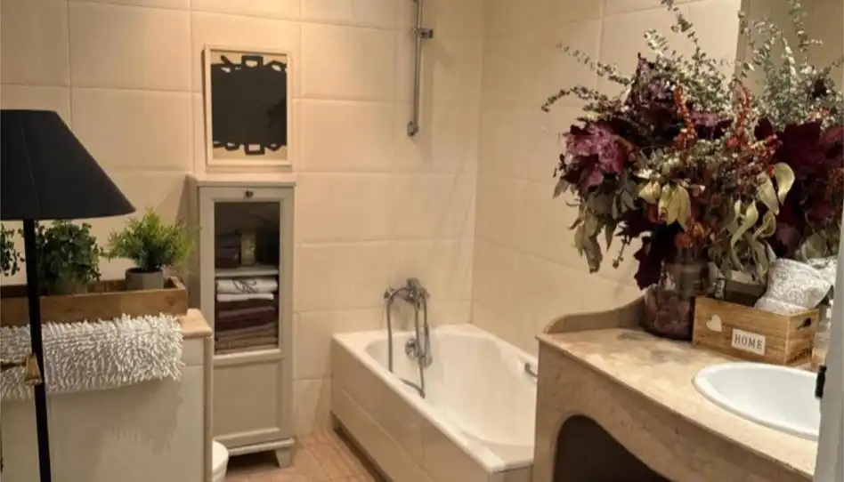 Badezimmer von Wohnung zum Verkauf in Barcelona mit Heizung, Parkett und Ofen