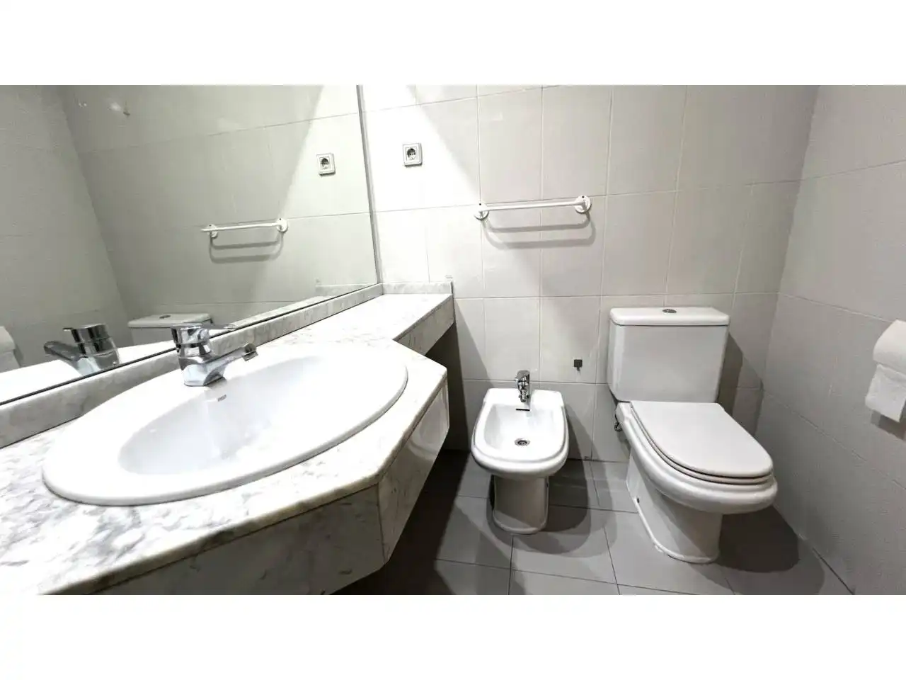 Bathroom of Flat for sale in Figueres  with Heating, Terrace and Community pool