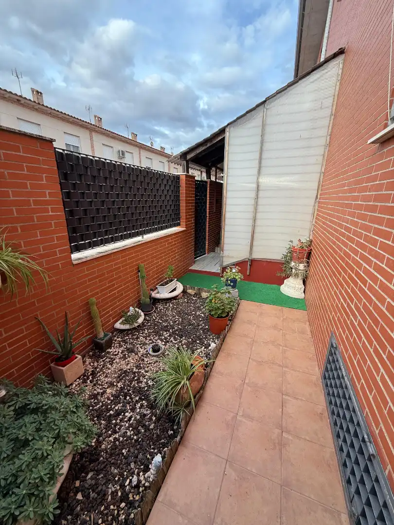 Jardín de Casa adosada en venta en Fernán Caballero con Aire acondicionado, Calefacción y Jardín privado