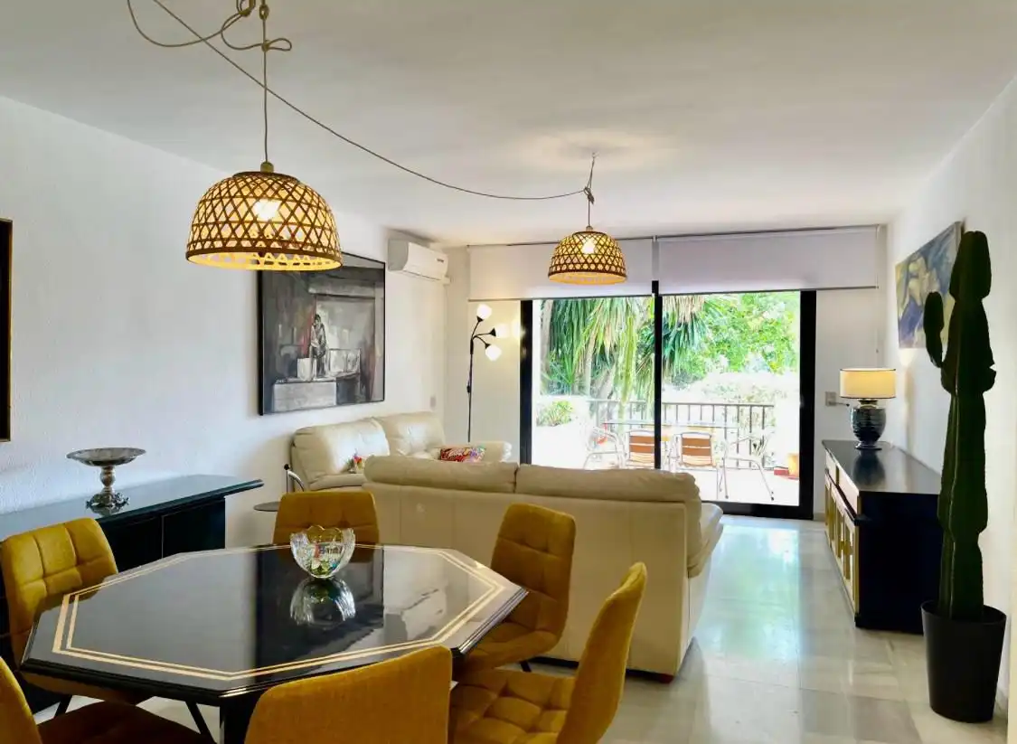Comedor de Piso de alquiler en Marbella con Amueblado y Se aceptan mascotas