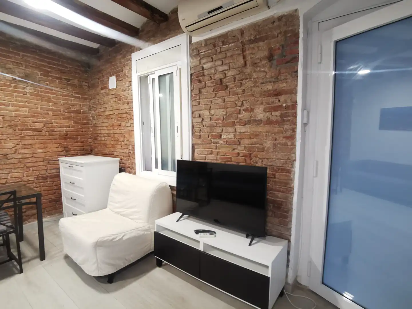 Living room of Flat for rent in Barcelona  with Air Conditioner, Parquet flooring and Furnished