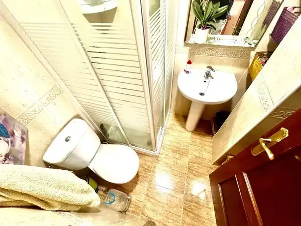 Badezimmer von Wohnungen zum Verkauf in Roquetas de Mar mit Klimaanlage, Heizung und Terrasse