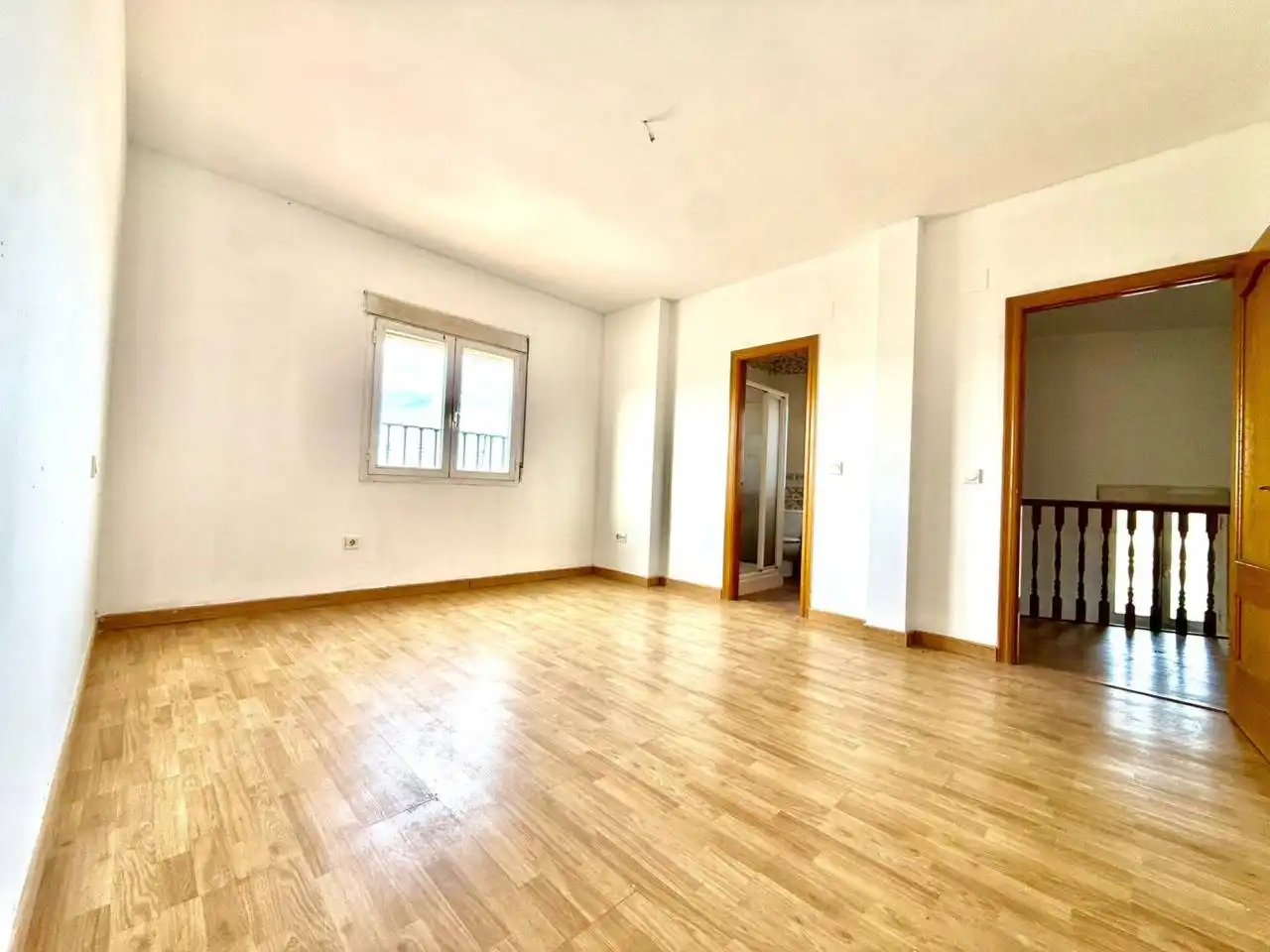 Habitación de Casa adosada en venta en Miguel Esteban con Alarma y Piscina comunitaria