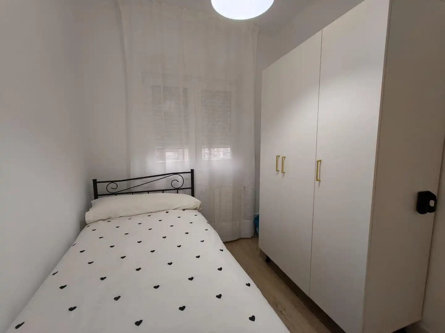 Dormitori de Pis de lloguer en Torrelavega  amb Parquet