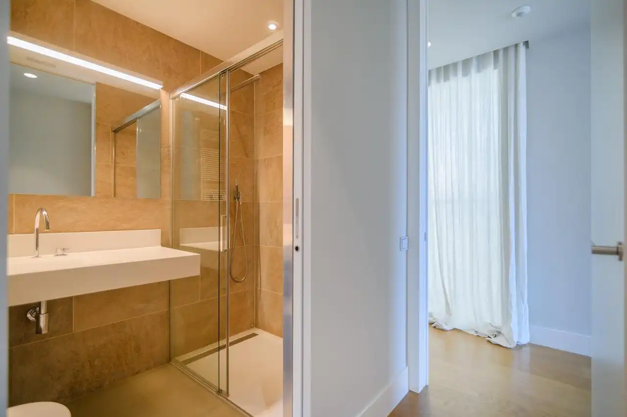 Badezimmer von Dachboden zum Verkauf in Barcelona mit Klimaanlage, Heizung und Terrasse