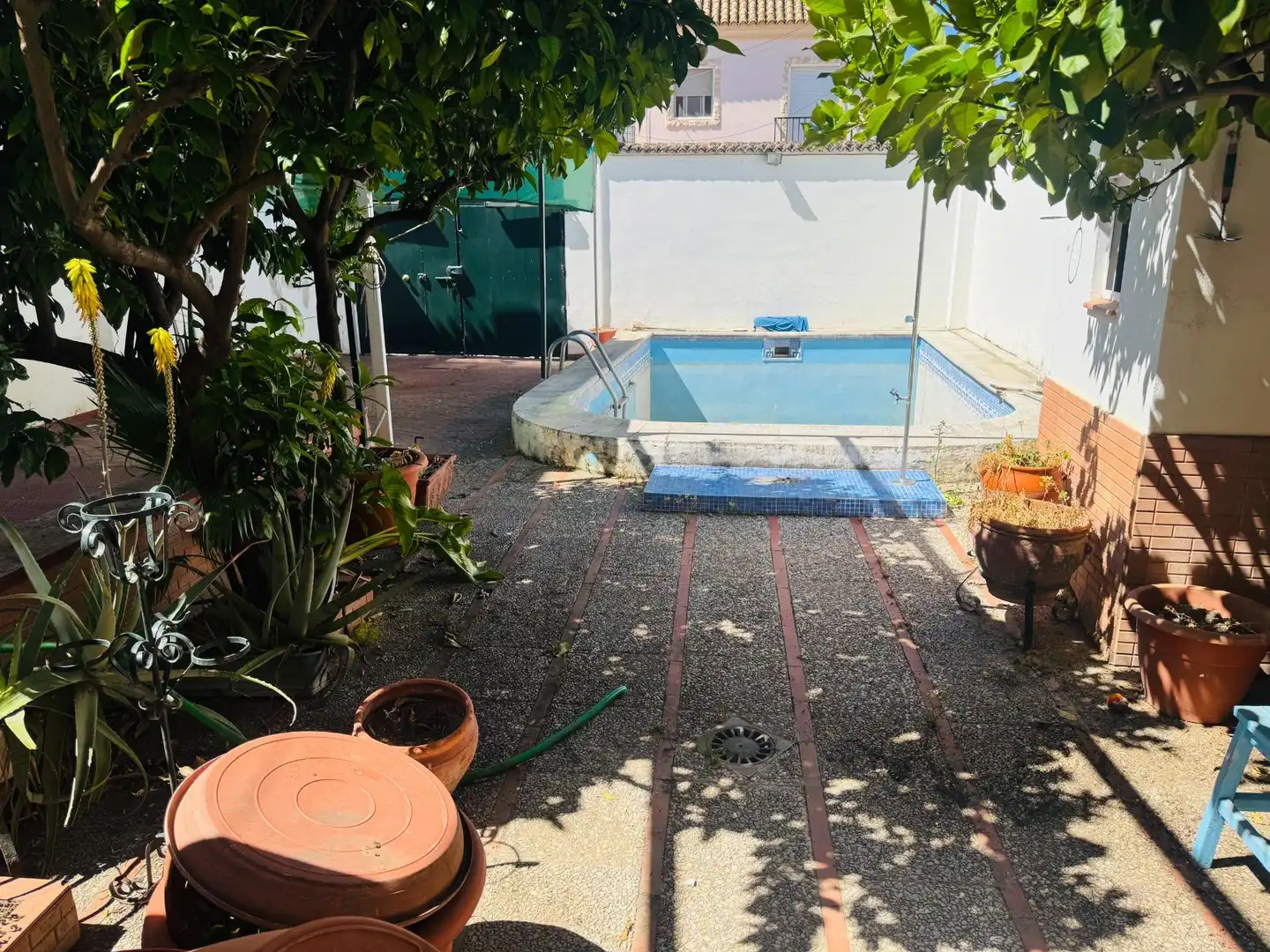 Piscina de Casa adosada en venda en La Rinconada amb Aire condicionat, Jardí privat i Terrassa