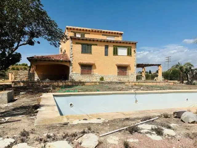 Chalet con piscina en venta en Partidas de Alicante