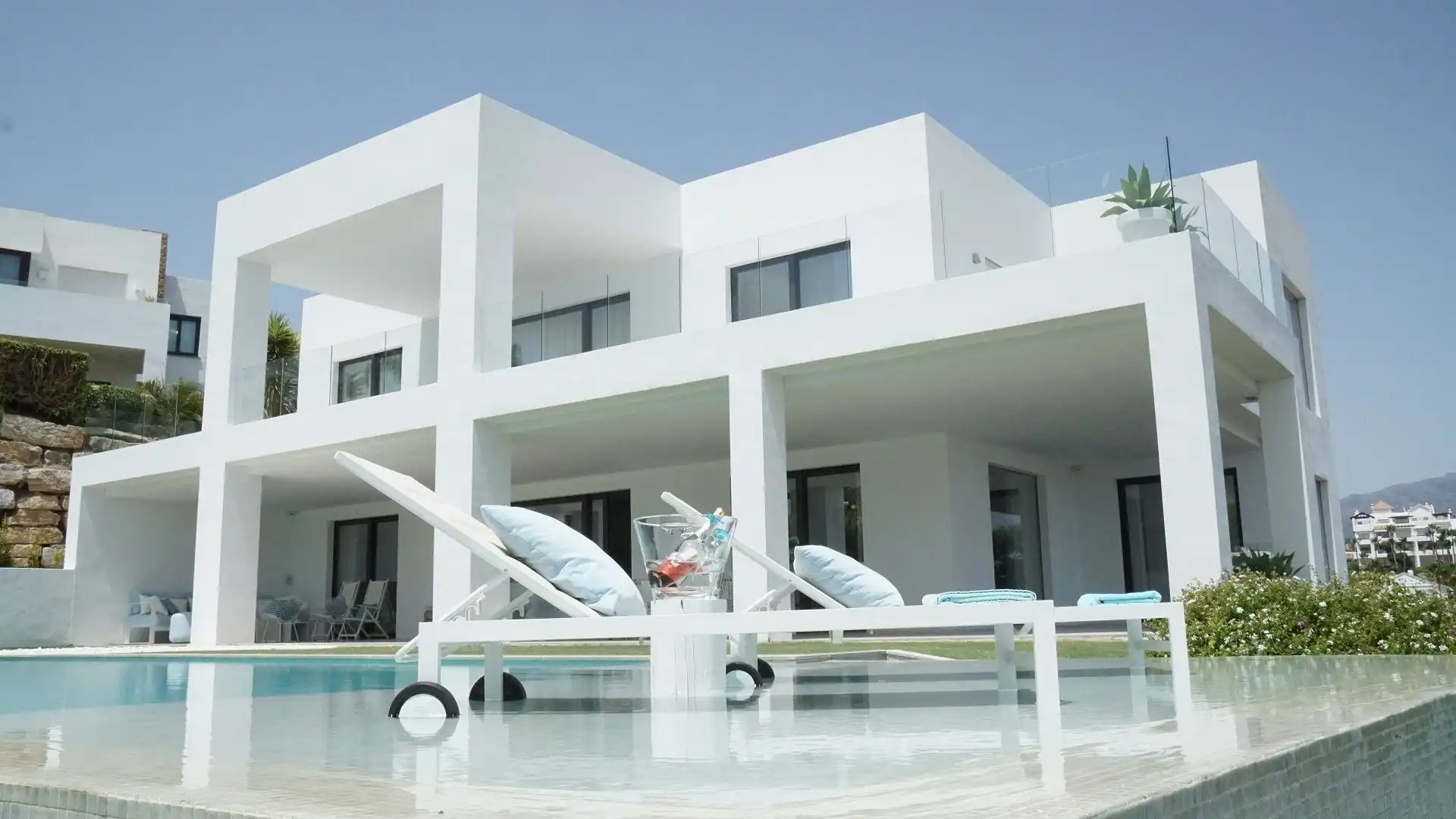 Vista exterior de Casa o xalet en venda en Benahavís amb Aire condicionat, Calefacció i Jardí privat