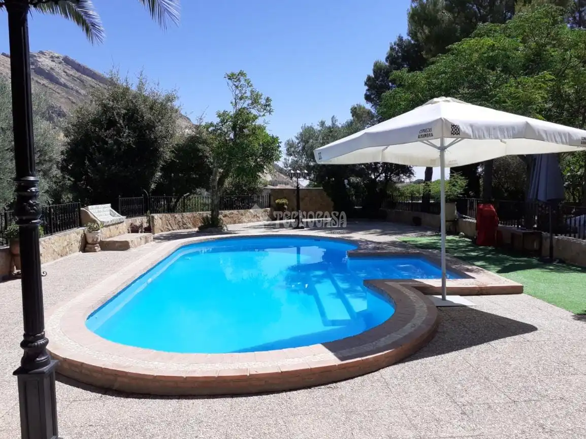 Casa con piscina en venta en Jabalcuz