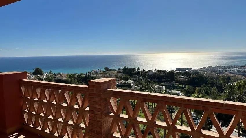 Vista exterior de Dúplex en venda en Fuengirola amb Aire condicionat, Jardí privat i Terrassa
