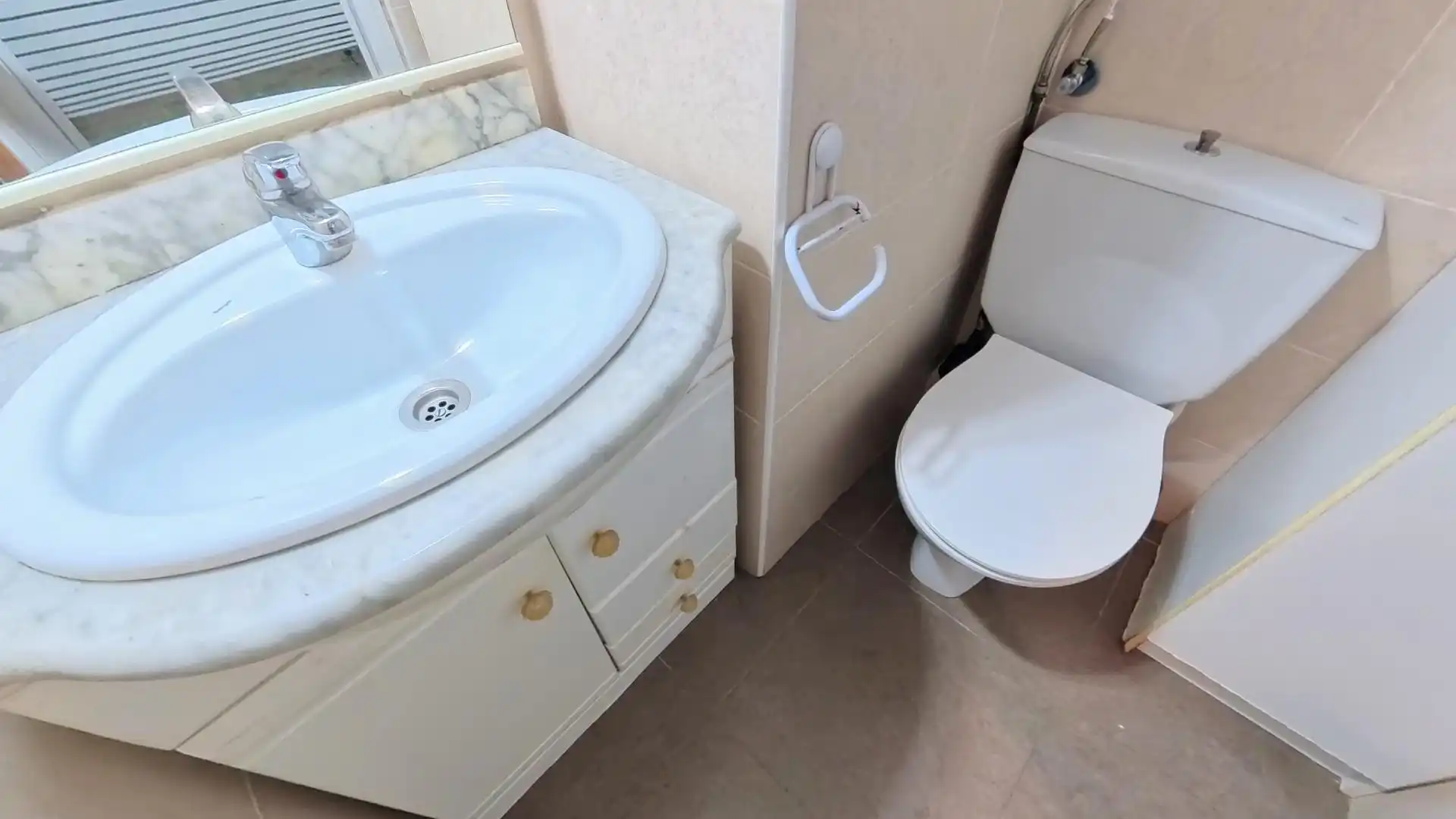Badezimmer von Wohnung zum Verkauf in Barcelona mit Klimaanlage, Parkett und Möbliert