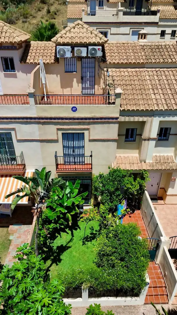Außenansicht von Einfamilien-Reihenhaus zum Verkauf in Vélez-Málaga mit Klimaanlage, Heizung und Terrasse