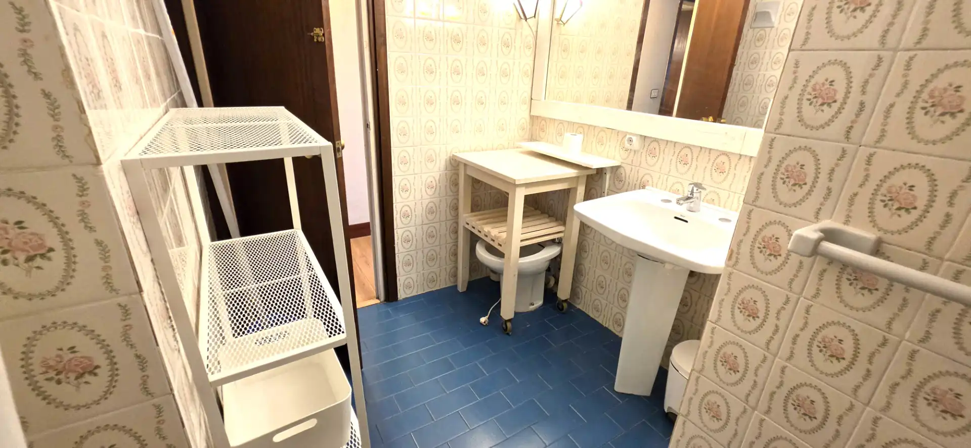 Bathroom of Flat for rent in Bilbao   with Heating, Parquet flooring and Furnished