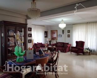 Sala d'estar de Casa o xalet en venda en Torrent amb Calefacció, Jardí privat i Parquet