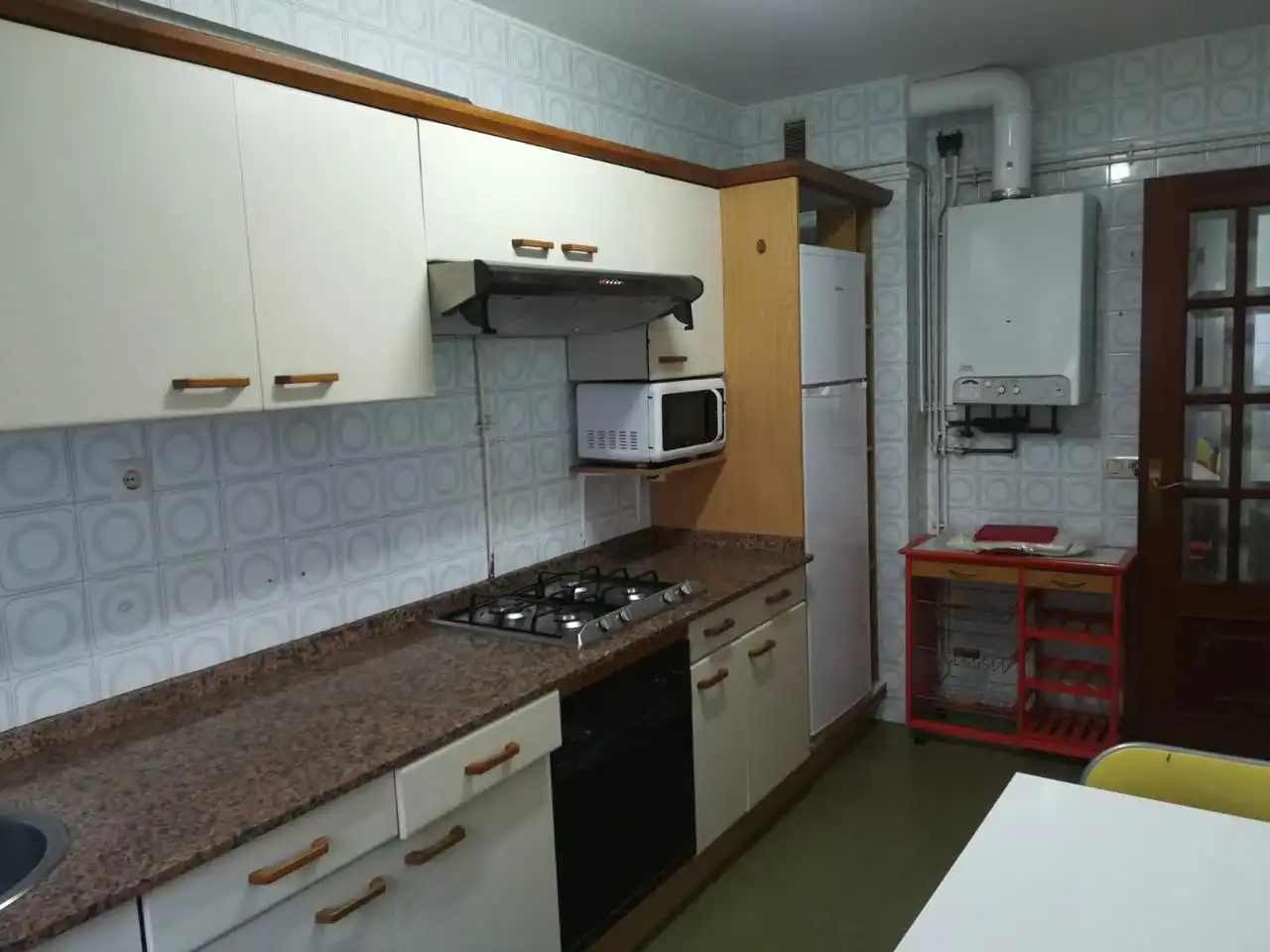 Cuina de Planta baixa de lloguer en Santiago de Compostela  amb Calefacció i Moblat