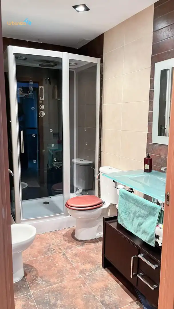 Bany de Casa adosada en venda en Cáceres amb Calefacció, Terrassa i Traster