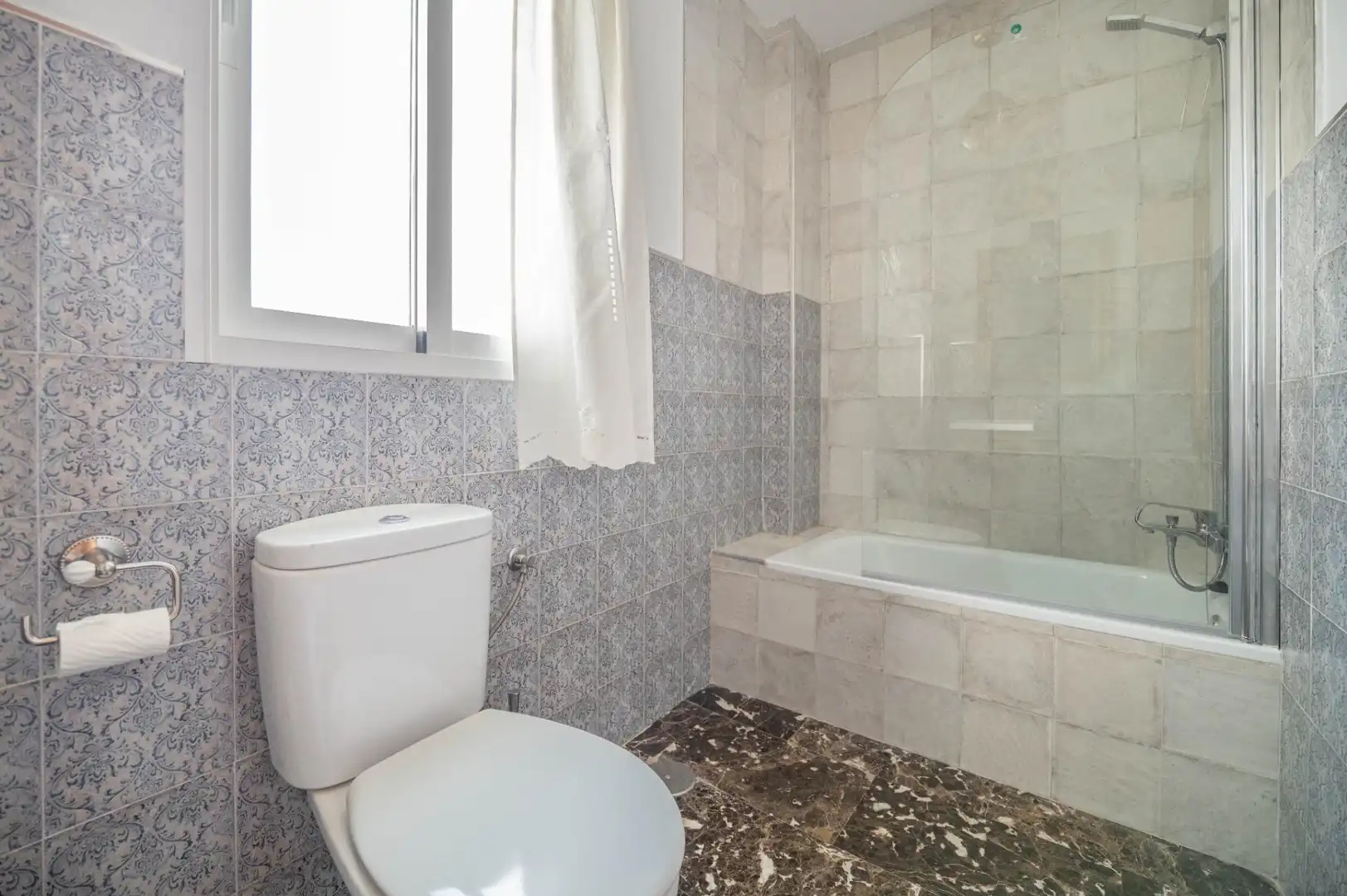 Badezimmer von Dachboden zum Verkauf in Maracena