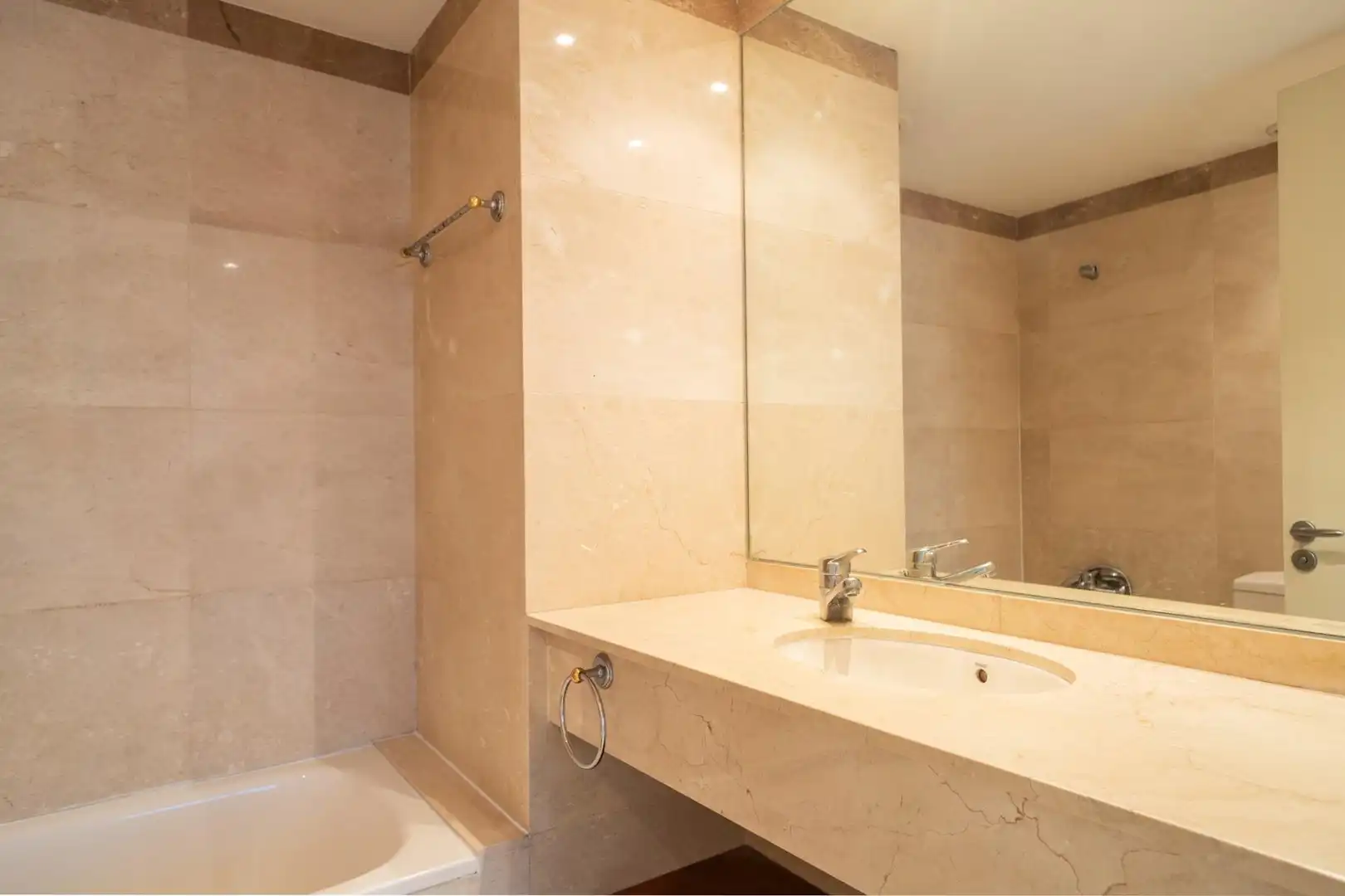 Badezimmer von Wohnung zum Verkauf in Barcelona mit Klimaanlage, Heizung und Terrasse