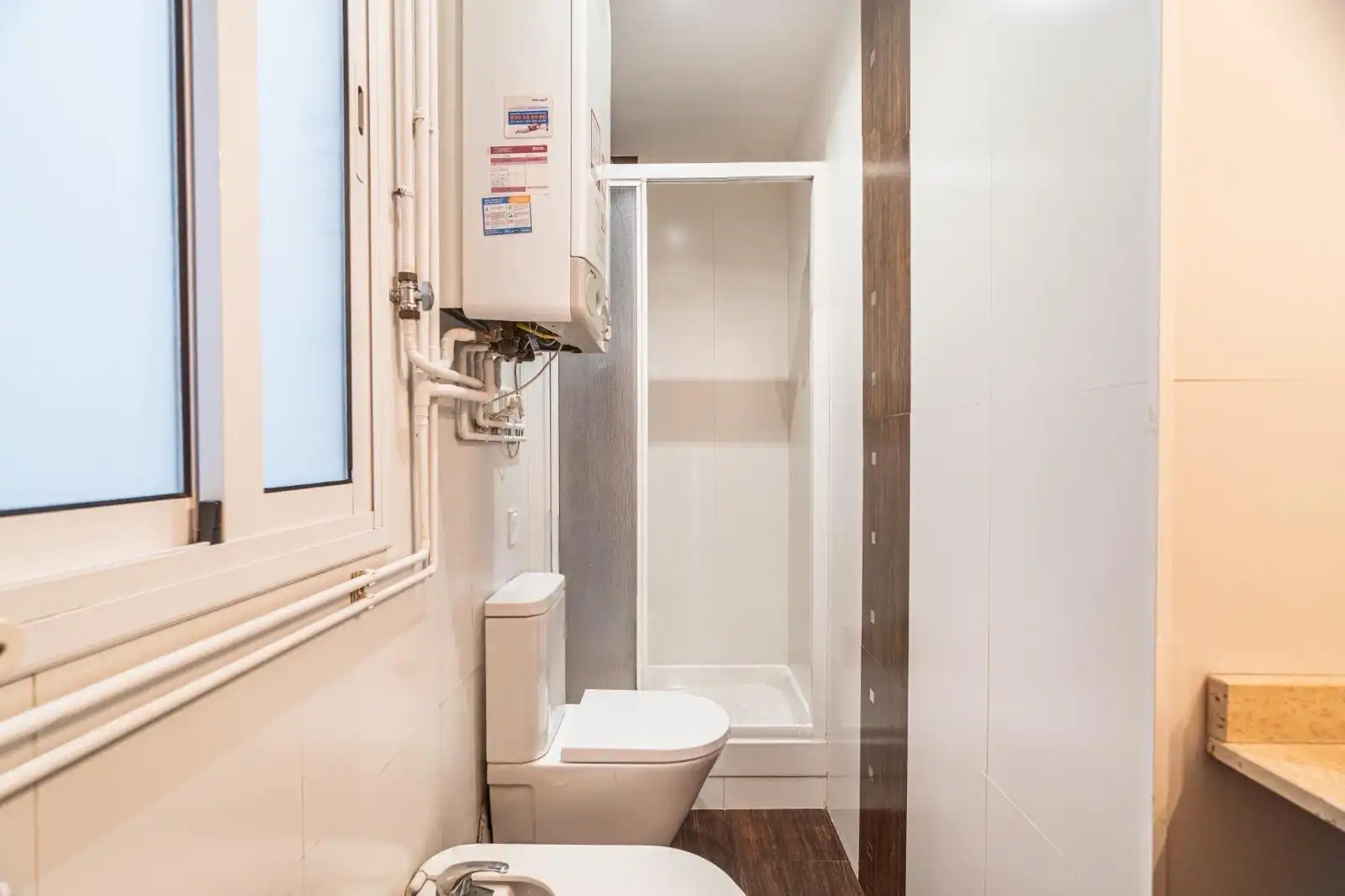 Badezimmer von Wohnung zum Verkauf in Barcelona mit Klimaanlage, Heizung und Parkett