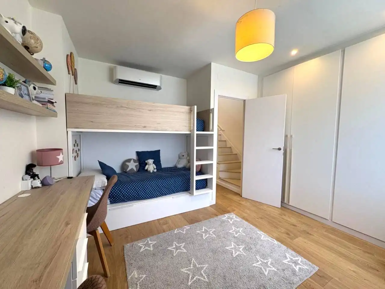 Habitación de Casa adosada en venta en Sant Cugat del Vallès con Aire acondicionado, Calefacción y Parquet