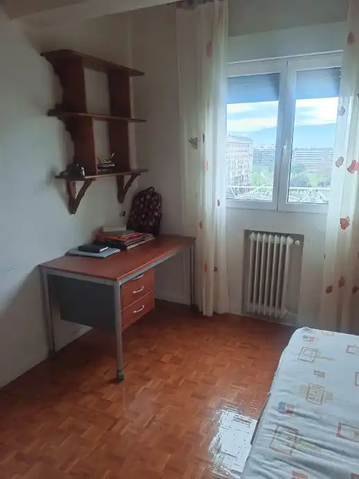 Habitación de Piso de alquiler en  Pamplona / Iruña con Calefacción, Parquet y Amueblado