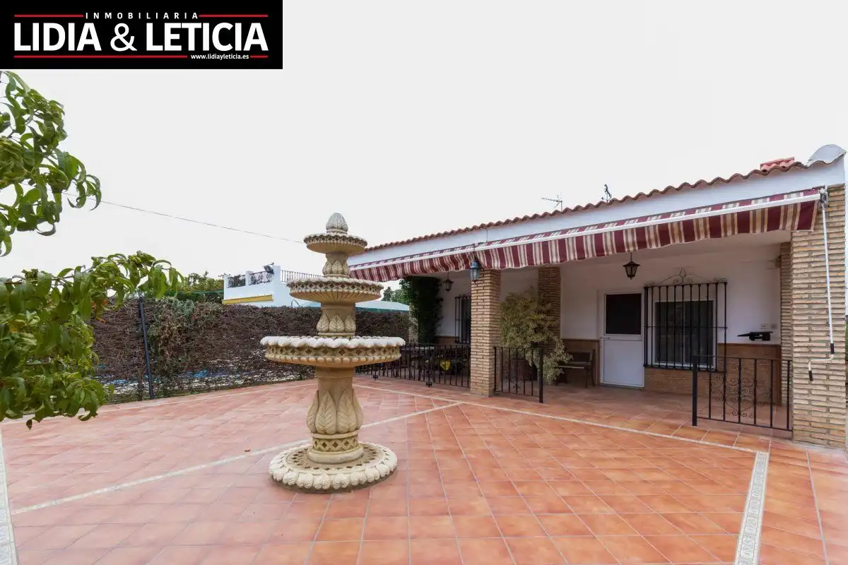 Vista exterior de Casa o chalet en venta en Alcalá de Guadaira con Aire acondicionado, Calefacción y Jardín privado