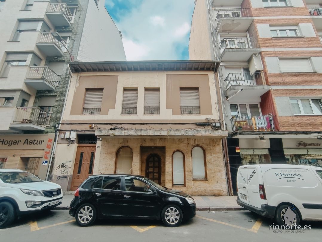 Vista exterior de Casa adosada en venda en Langreo amb Terrassa