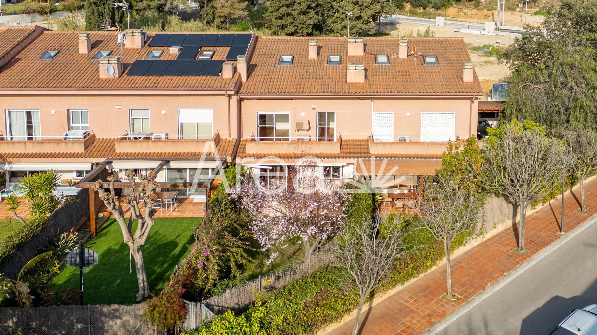Vista exterior de Casa o xalet en venda en Sant Andreu de Llavaneres amb Terrassa, Alarma i Piscina comunitària