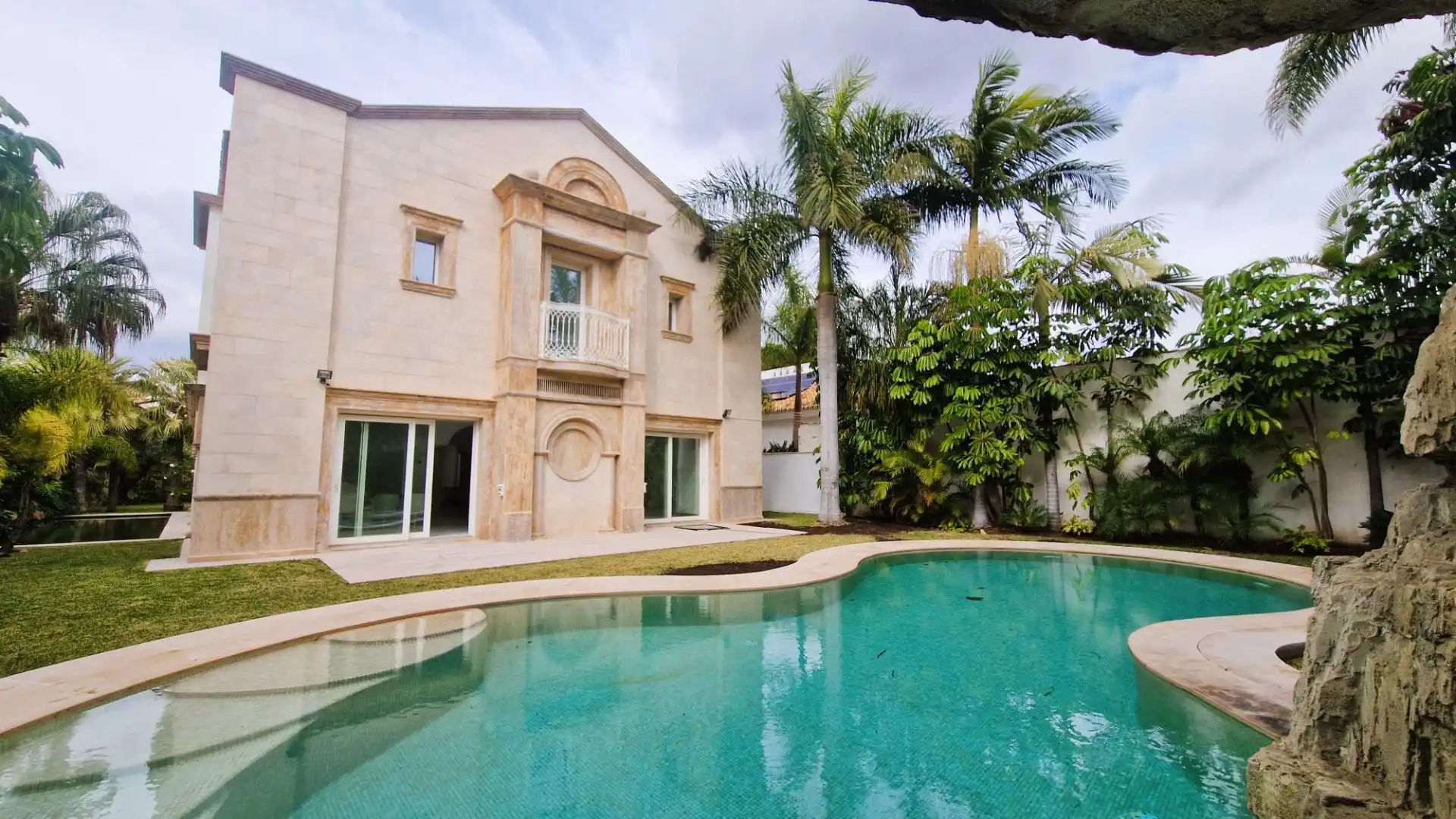 Swimming pool of Houses for sale in Marbella  with Air Conditioner, Private garden and Terrace