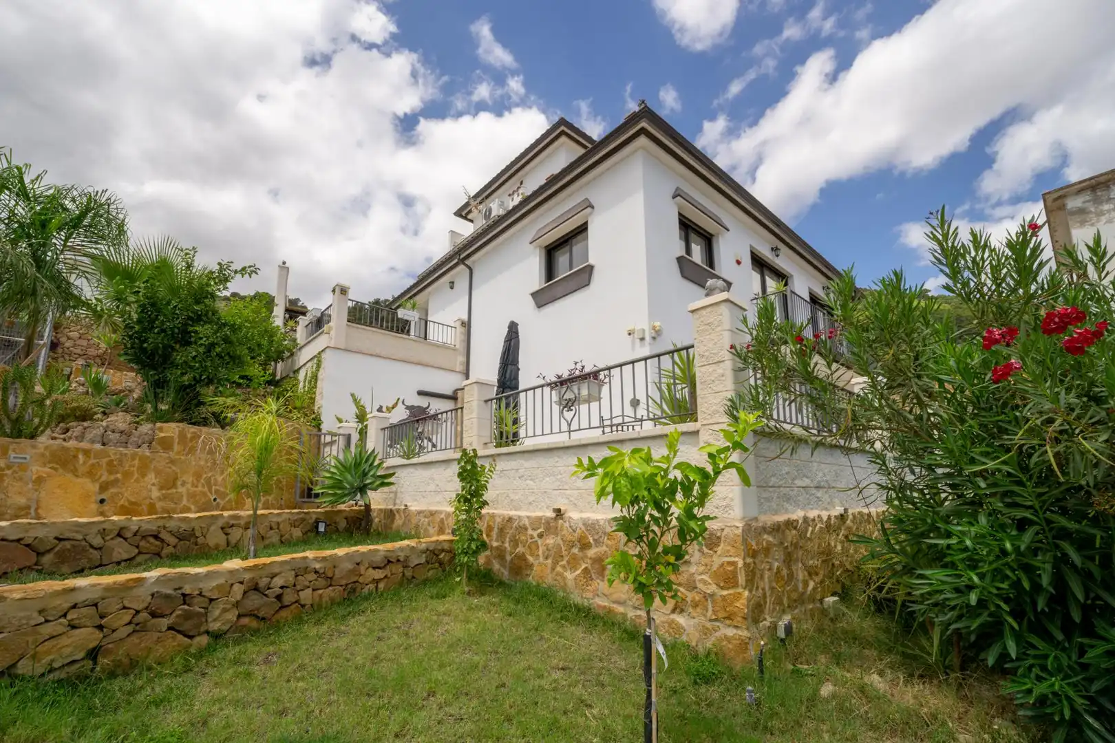 Vista exterior de Casa o xalet en venda en Casarabonela amb Calefacció, Jardí privat i Terrassa