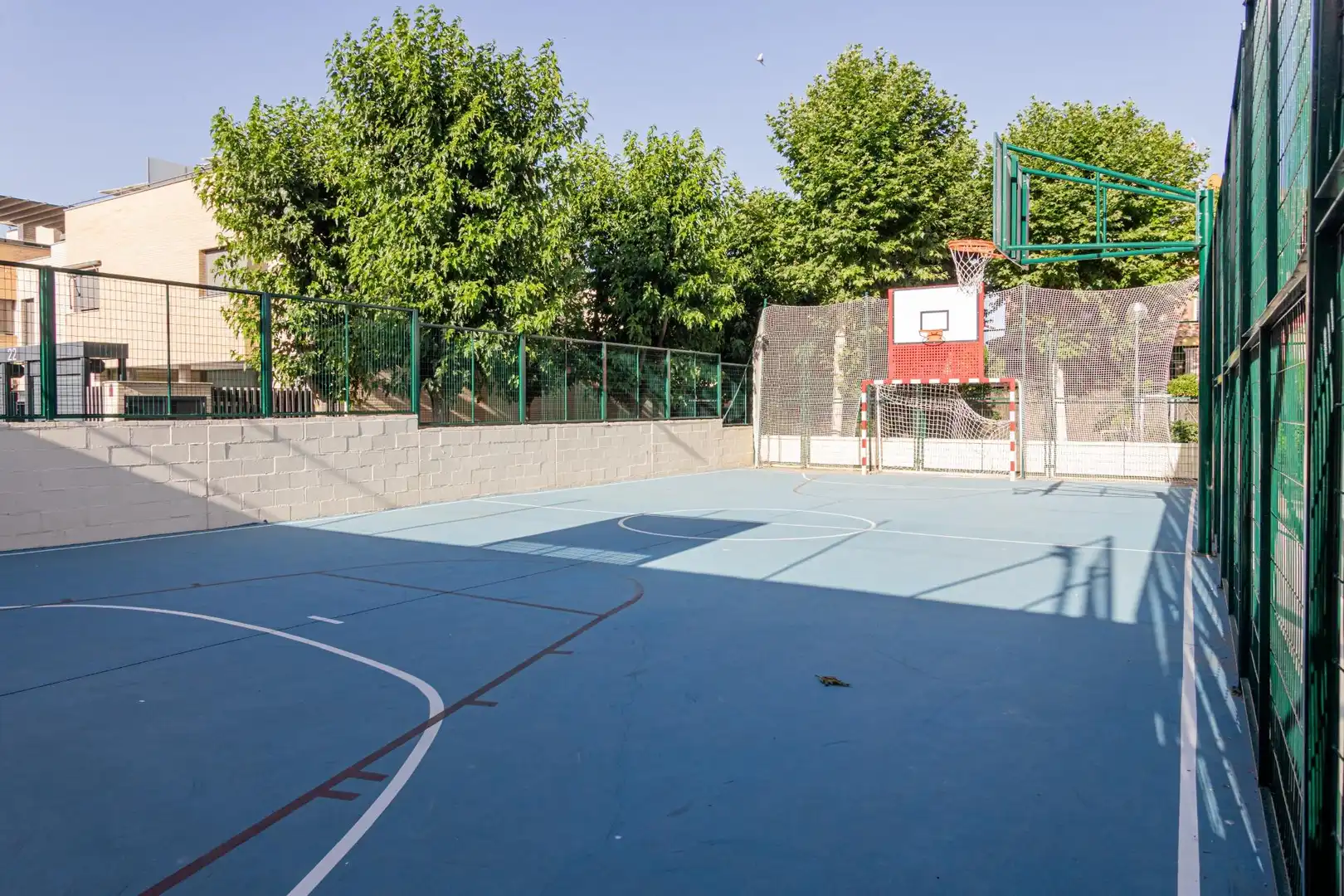 Vista exterior de Casa adosada en venda en Valdemoro amb Calefacció, Traster i Piscina comunitària