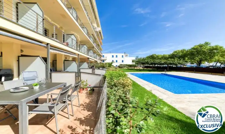 Jardí de Planta baixa en venda en Roses amb Calefacció, Moblat i Piscina comunitària