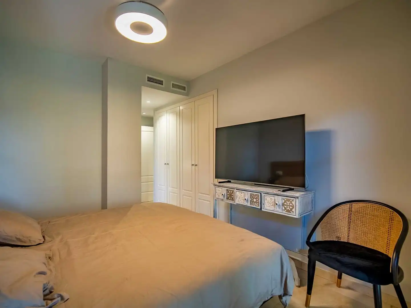Apartamento con piscina en venta en Golf Bahía, imagen 18