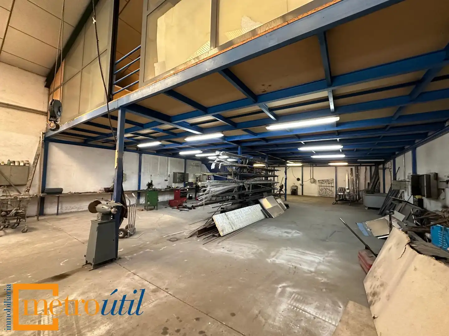 Vista exterior de Nave industrial en venta en Villares de la Reina
