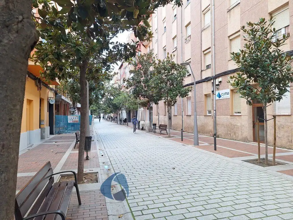 Vista exterior de Local en venda en  Logroño