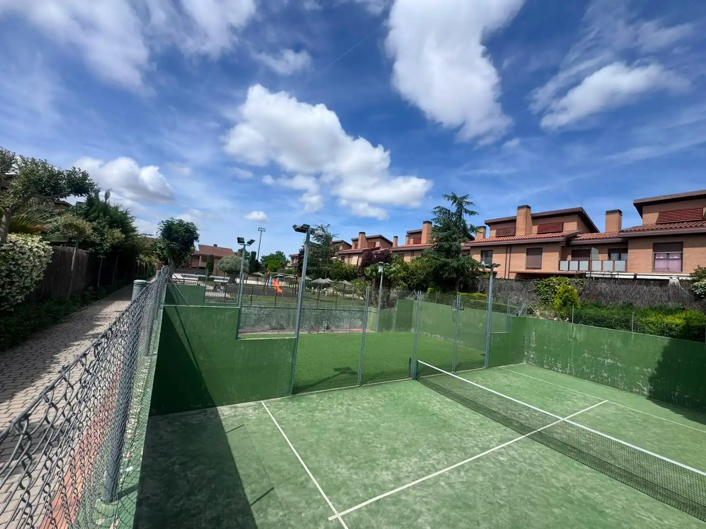 Vista exterior de Casa adosada en venta en Yebes con Calefacción, Balcón y Piscina comunitaria