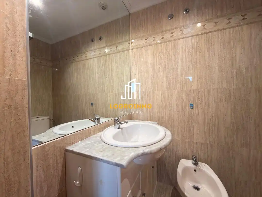 Bathroom of Detached homes for sale in  Logroño  with Heating, Private garden and Terrace