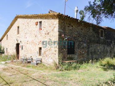 Casa rústica amb jardí en venda a Sils