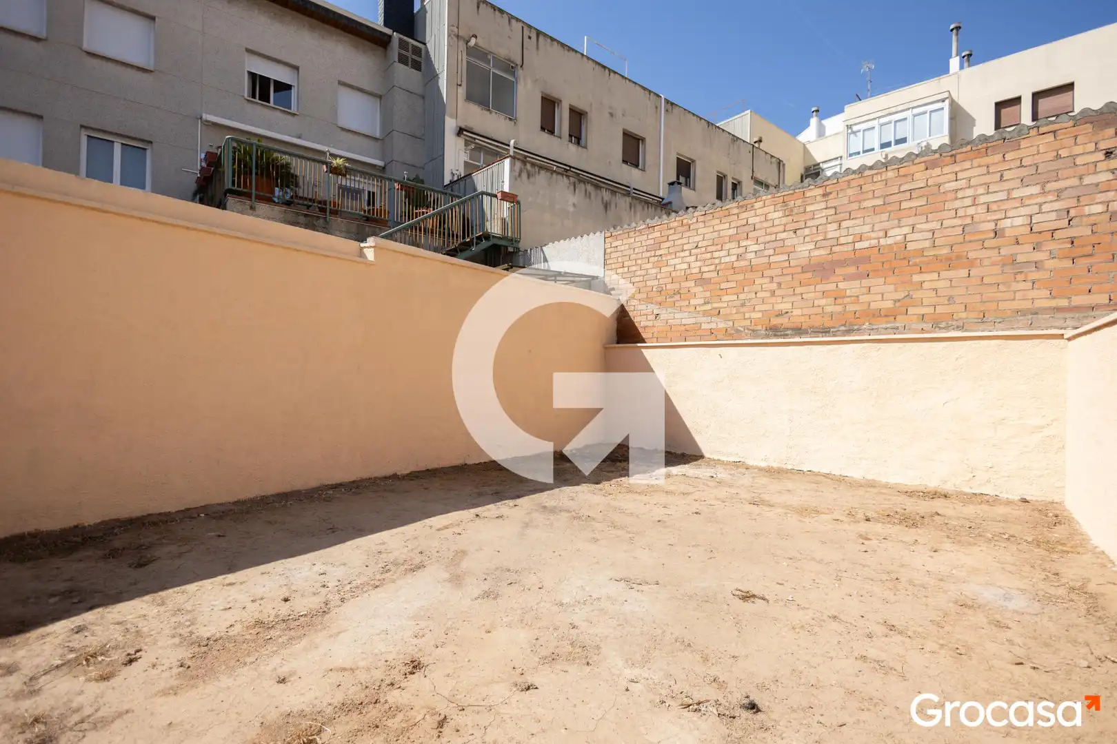 Parkplatz von Erdgeschoss zum Verkauf in Sant Vicenç Dels Horts mit Heizung, Privatgarten und Terrasse