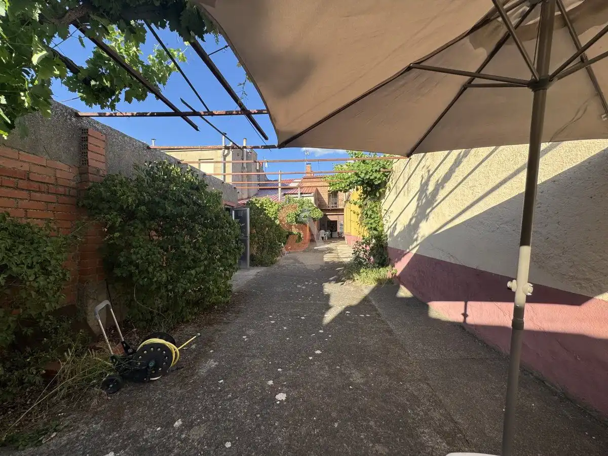 Parking de Casa o chalet en venta en Alcazarén con Calefacción, Terraza y Trastero