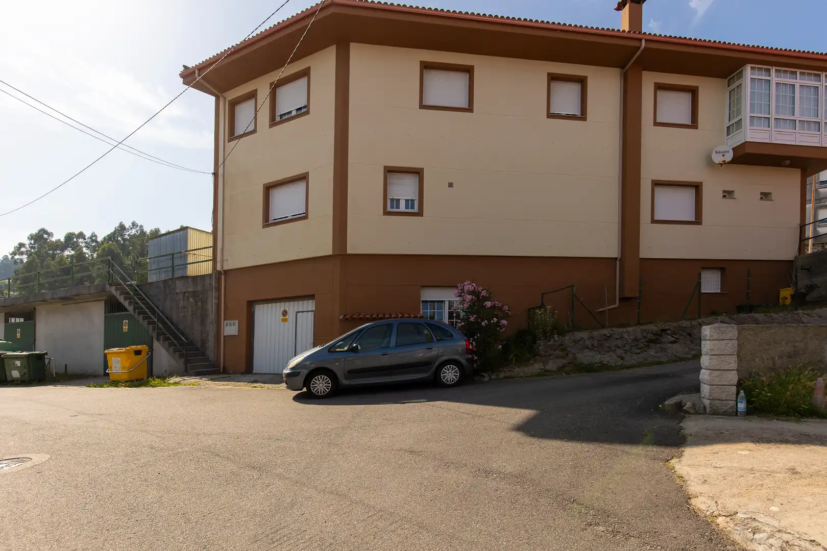 Vista exterior de Casa o xalet en venda en A Pobra do Caramiñal amb Calefacció, Jardí privat i Parquet