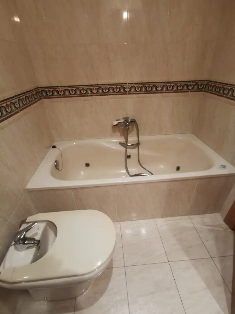 Badezimmer von Wohnung zum Verkauf in Salamanca mit Heizung, Parkett und Ofen