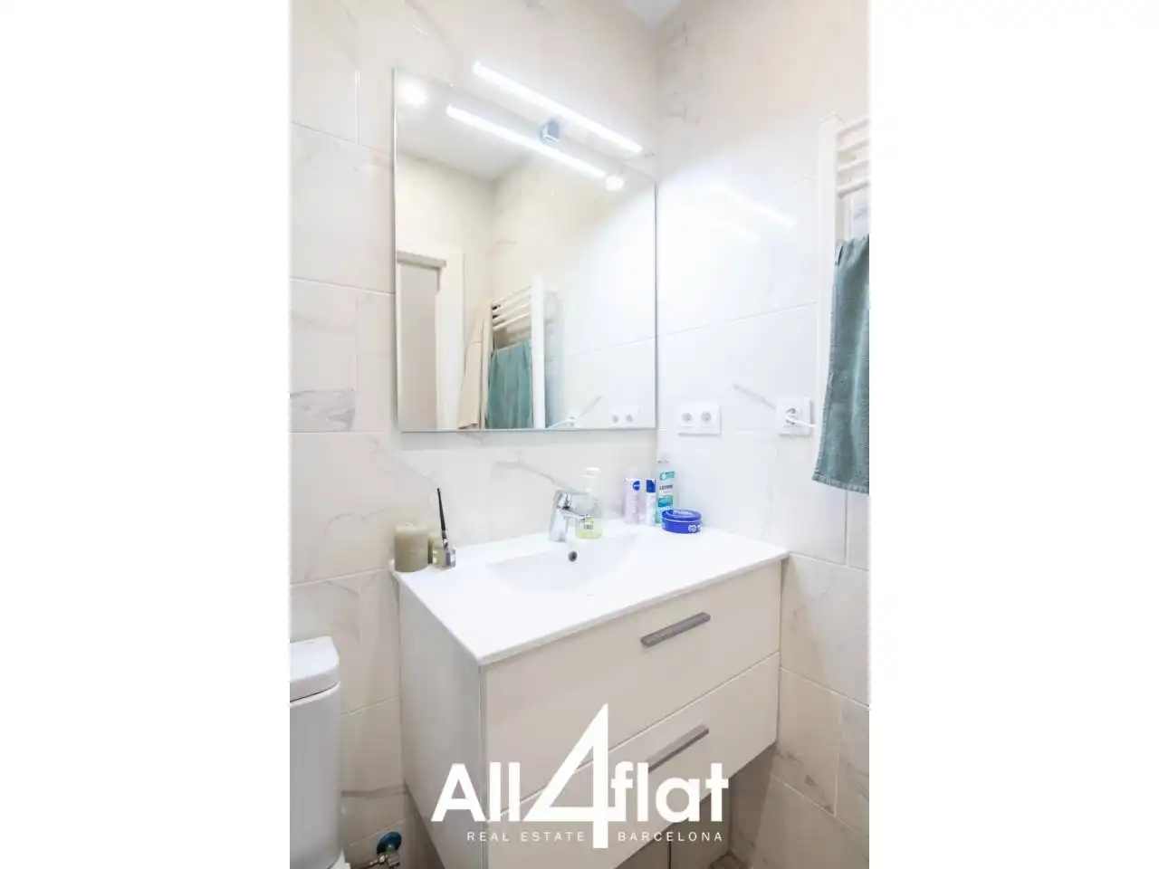 Badezimmer von Wohnung zur Miete in Barcelona mit Klimaanlage, Parkett und Möbliert