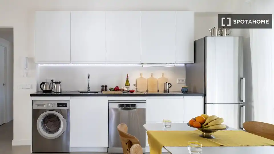 Cuina de Apartament per a compartir en Sevilla amb Aire condicionat, Terrassa i Moblat