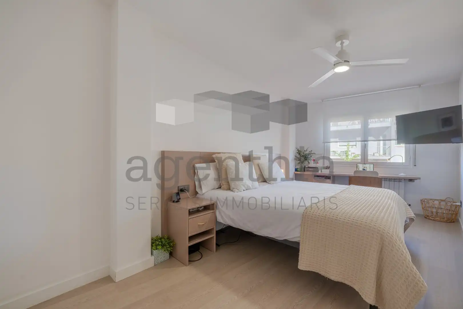 Bedroom of Flat for sale in Girona  with Air Conditioner, Heating and Balcony
