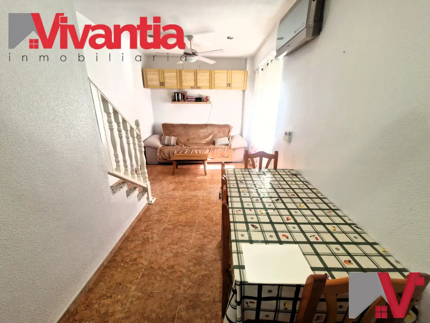 Außenansicht von Einfamilien-Reihenhaus zum Verkauf in Águilas mit Klimaanlage, Terrasse und Abstellraum