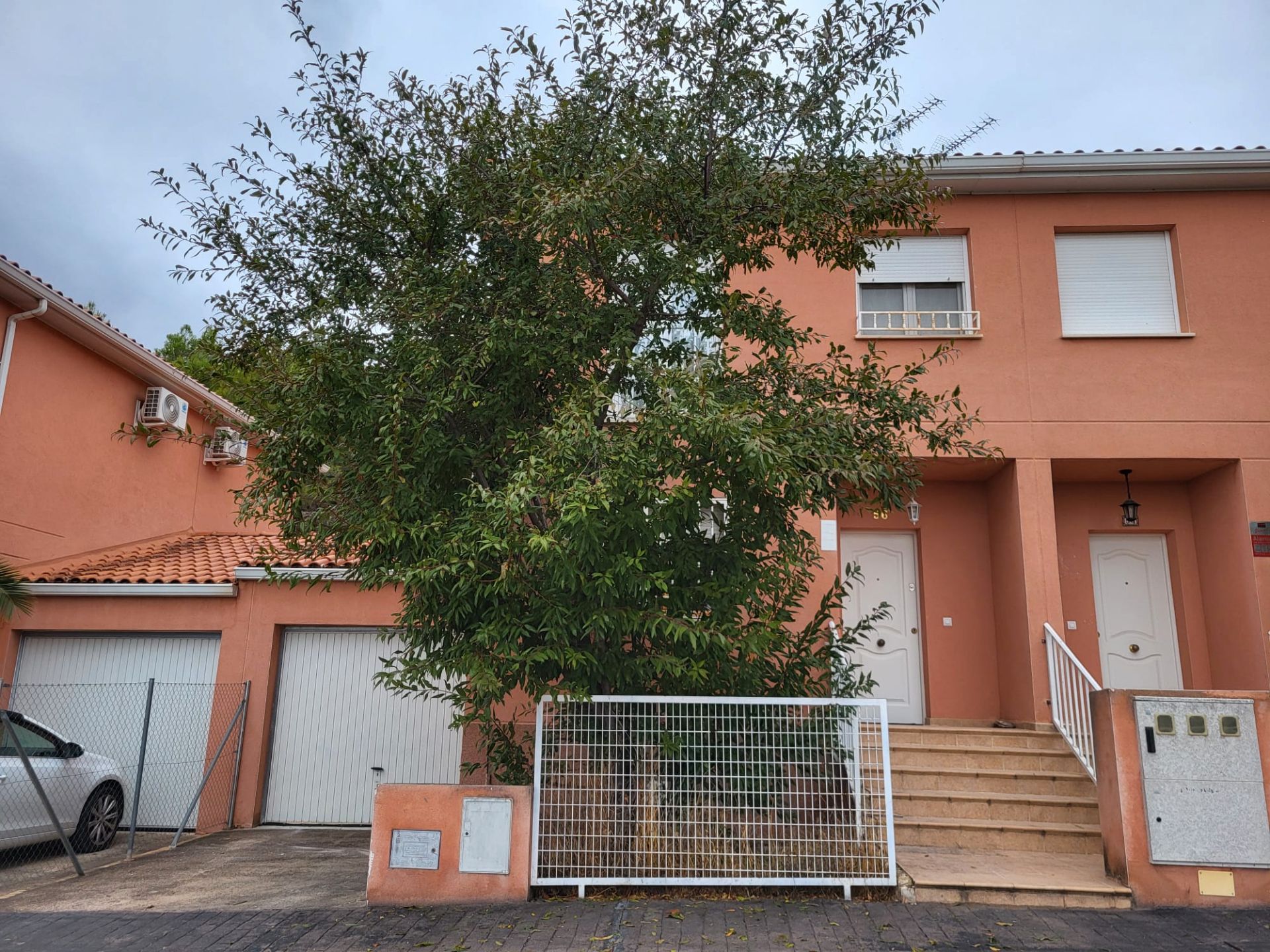 Vista exterior de Casa adosada en venda en Almoguera amb Jardí privat, Moblat i Forn