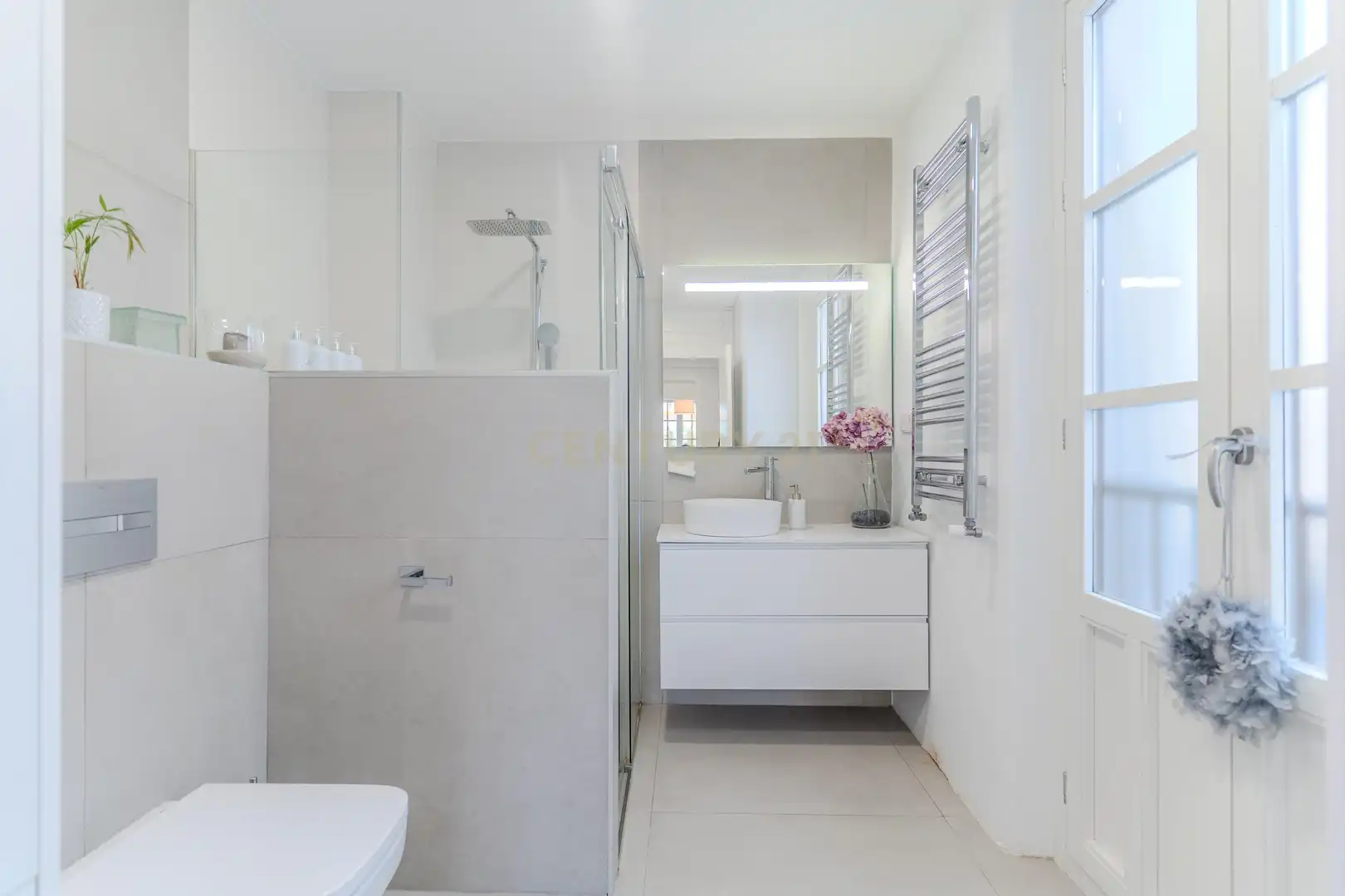 Bathroom of Apartments for sale in Granada  with Oven, Washing machine and Microwave