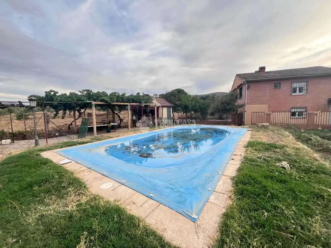Piscina de Casa o chalet en venta en Los Navalmorales con Aire acondicionado, Calefacción y Amueblado